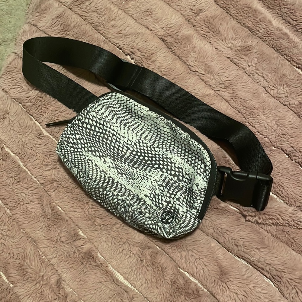Lululemon Everywhere Belt Bag